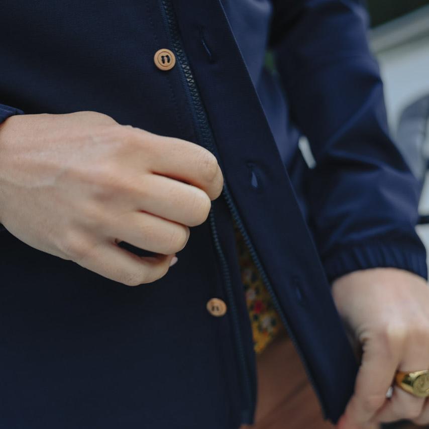 Jacket with double-carriage zipper for a perfect fit on your bike rides