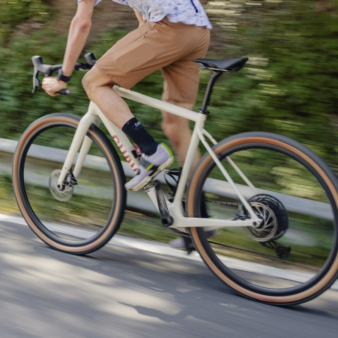 Gravel shorts with cargo pocket to store products