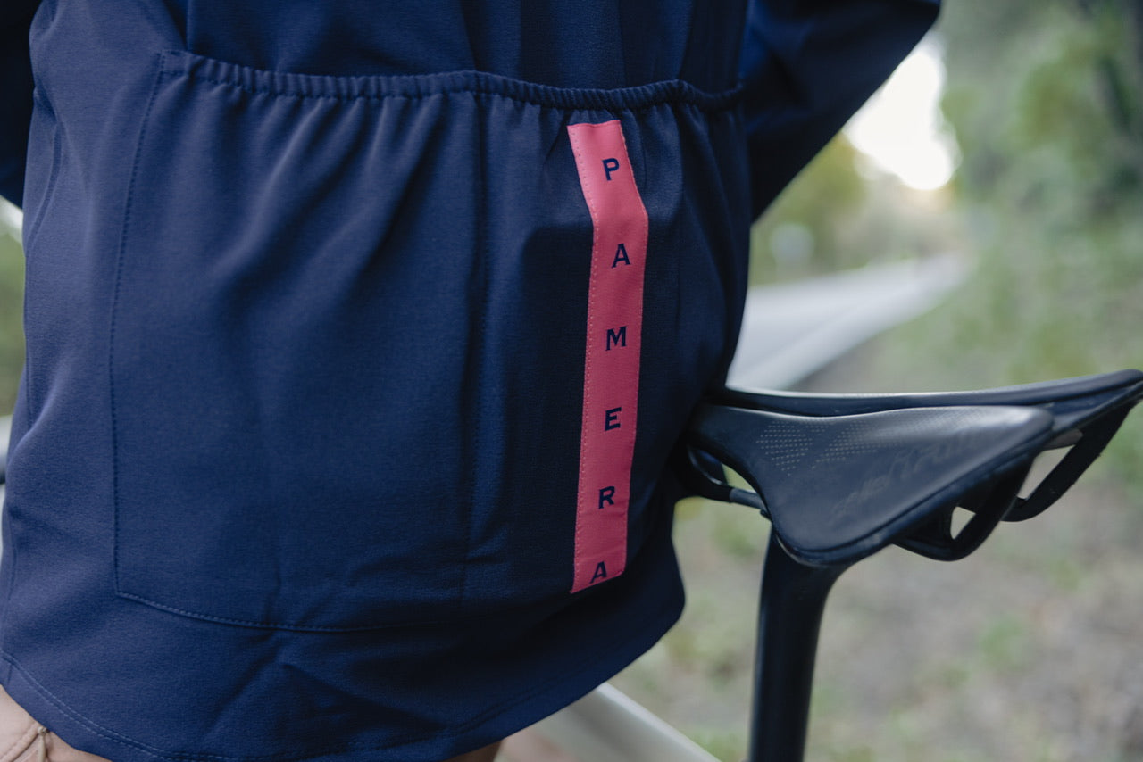 The long-sleeved pamera jacket made with its cycling jersey rear pockets to carry products